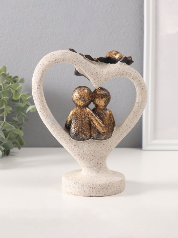 Сувенир полистоун "Влюблённые человечки в каменном сердце с розами" под бронзу 8,8х15,7х20см   10686