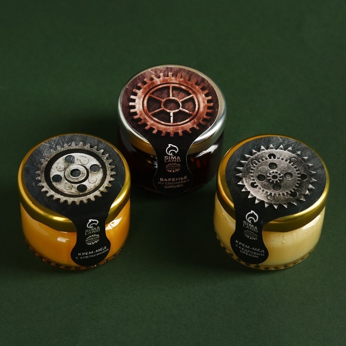 Набор &laquo;Тому, кто всегда впереди&raquo;: чай чёрный 50 г., кофе со вкусом: лесной орех 50 г., варенье из сосновых шишек 30 г., крем-мёд с кедровым орехом 30 г., крем-мёд с апельсином 30 г.