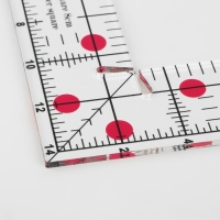 Линейка для квилтинга и пэчворка, с отверстием, 15 × 15 см, толщина 3 мм, цвет прозрачный/розовый Линейка для квилтинга и пэчворка, с отверстием, 15 × 15 см, толщина 3 мм, цвет прозрачный/розовый