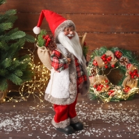 Дед Мороз "В клетчатой рубашке, с веточками и лыжами" двигается, 45х24 см, красный Дед Мороз "В клетчатой рубашке, с веточками и лыжами" двигается, 45х24 см, красный