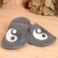 Набор подарочный 4 предмета Мужской "Инь-Янь" (шапка, коврик, рукавичка, тапочки ) Набор подарочный 4 предмета Мужской "Инь-Янь" (шапка, коврик, рукавичка, тапочки )