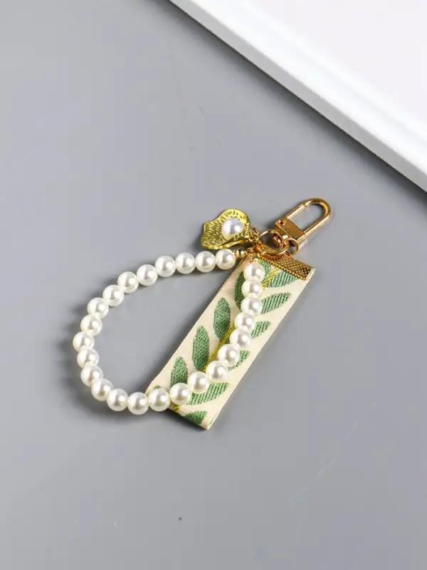 Брелок на карабине "Жемчужная нить, с ремешком и ракушкой" 12х9х1 см