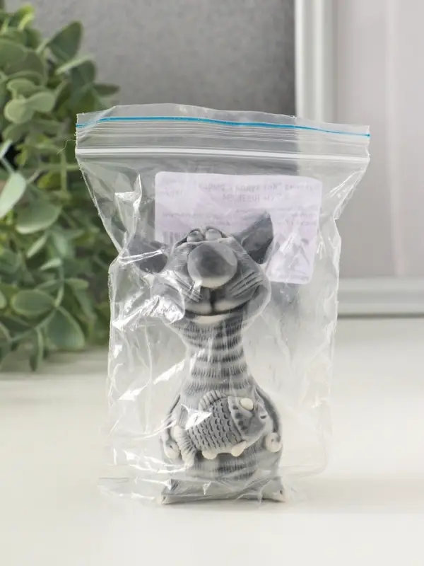Сувенир "Кот худой с рыбой" 9,5 см