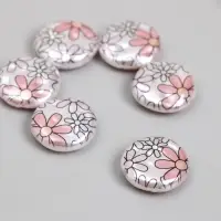 Бусина для творчества пластик "Жемчужный плоский круг с ромашками" 0,5х1,6х1,6 см