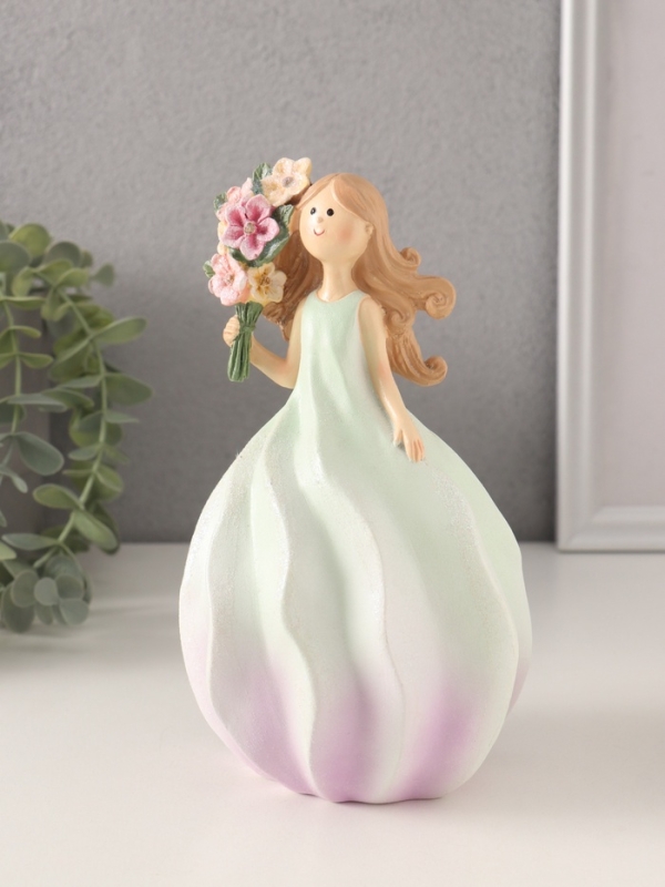 Сувенир полистоун "Девочка-зефирка с букетом" зелёно-фиолетовый 11,5х10,5х18,5 см