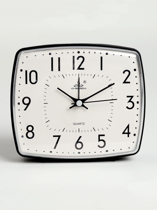 Часы будильник настольные, на батарейках, 14 х 12.8 х 4.5 см, циферблат 13.5 х 11.6 см