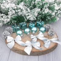 Набор украшений пластик 16 шт "Сюрприз" (4 шара, 4 банта, 4 подарка, 4 шишки) серебро, голубой 23712 Набор украшений пластик 16 шт "Сюрприз" (4 шара, 4 банта, 4 подарка, 4 шишки) серебро, голубой 23712