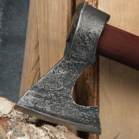 Топор охотничий кованый ТУНДРА ПРОФИ, топорище высшего сорта "дуб" воск, с чехлом, 800 г Топор охотничий кованый ТУНДРА ПРОФИ, топорище высшего сорта "дуб" воск, с чехлом, 800 г