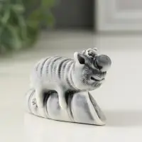 Сувенир "Кот лежит на колбасе" 4,2 см