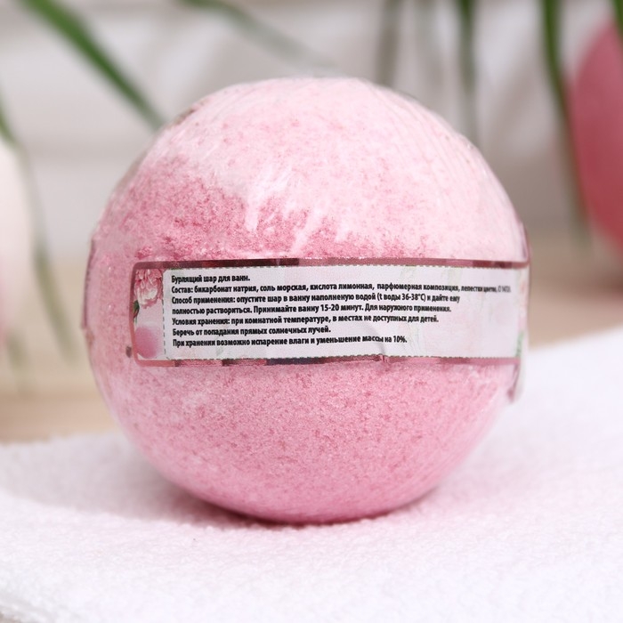 Бомбочка для ванн Laboratory Katrin двухцветная, с лепестками роз, 120 г Бомбочка для ванн Laboratory Katrin двухцветная, с лепестками роз, 120 г