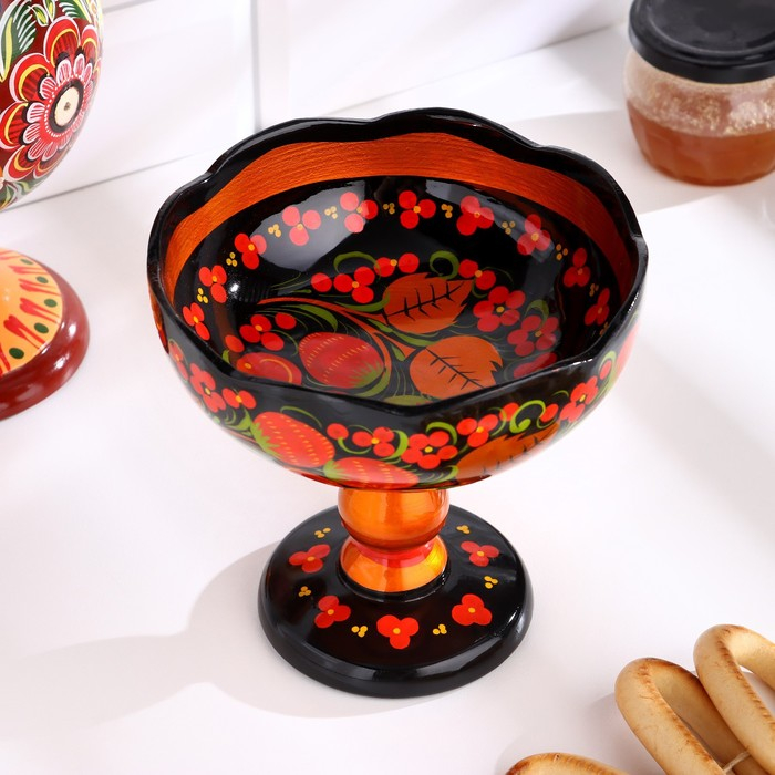 Конфетница &laquo;Земляничка&raquo;, резная, хохлома