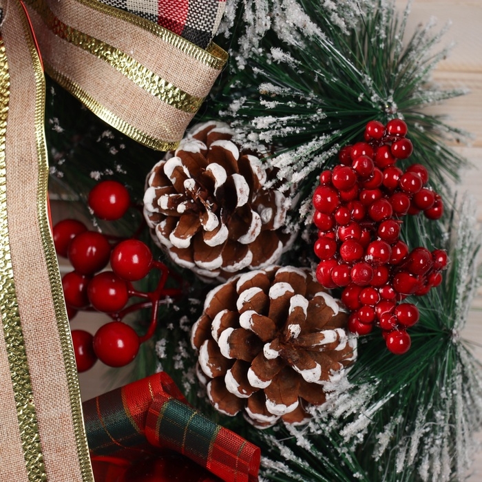 Венок новогодний d-40 см "Яркая сказка" банты ягодки шишки