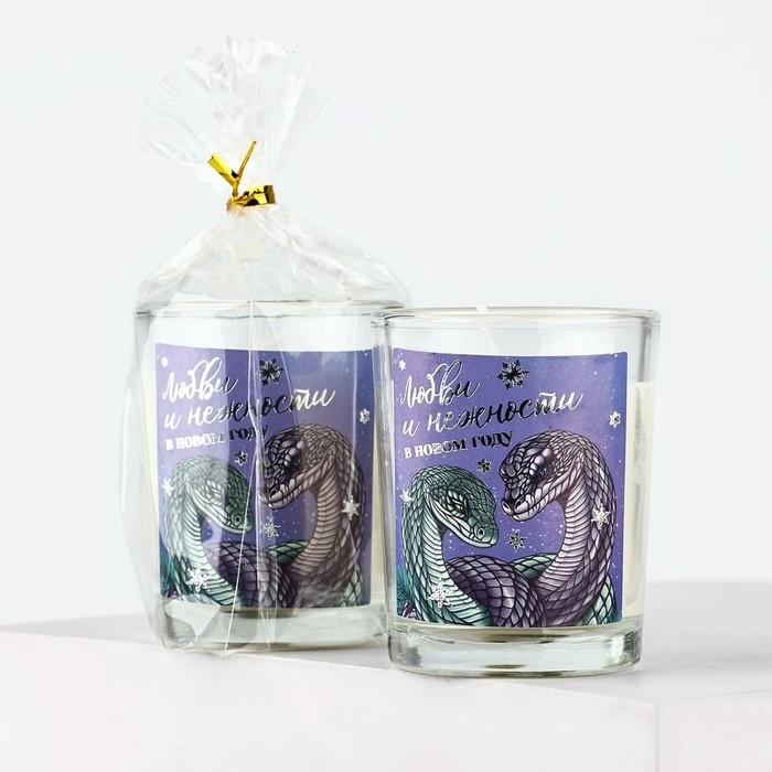 Новогодняя свеча с наклейкой &laquo;Новый год: Любви&raquo;, аромат еловые ветки,5х6х5 см