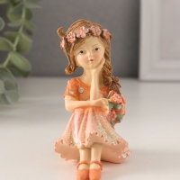 Сувенир полистоун "Девочка с пышной косой, с букетиком" персиковый 7х4,5х8,5 см