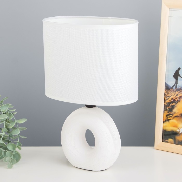 Настольная лампа "Эдель" Е27  40Вт белый 12,5х20х29 см RISALUX