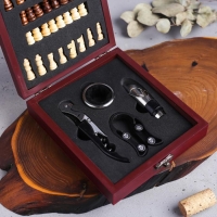 Винный набор: нож-сомелье со штопором, каплеуловитель, нож для фольги и пробка для вина с шахматами &laquo;Золотому человеку&raquo;.