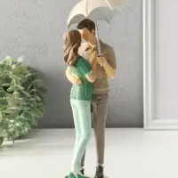 Сувенир полистоун "Влюблённые в вязанных джемперах, под зонтом" 8,5х9,5х25,5 см