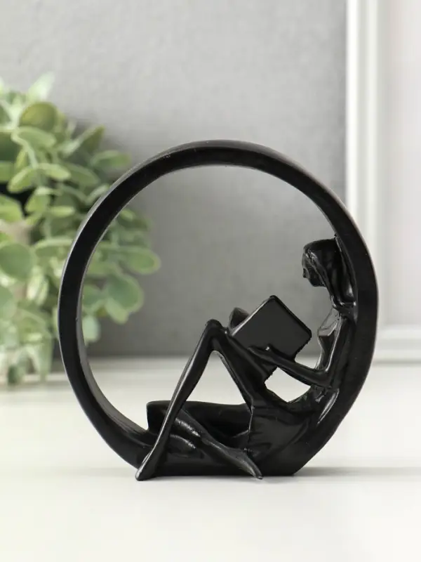 Сувенир полистоун "Девушка читает книгу" чёрный 4х11,3х11,7 см