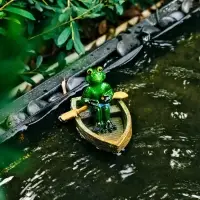 Садовая фигура 14 х 13 х 9,5 см "Лягушка в лодке" Водоплавающая