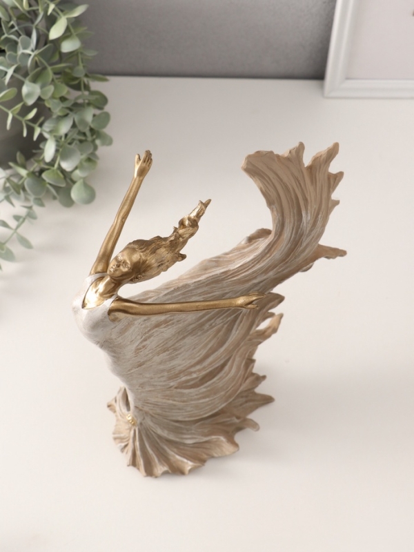 Сувенир полистоун "Свобода. Девушка в летящем платье" бежевый 21х14х30,5 см