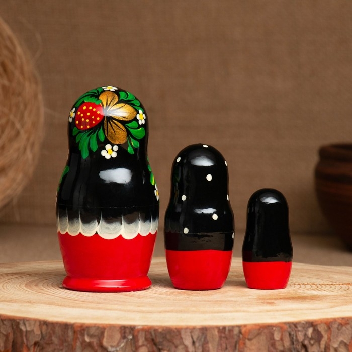 Матрёшка &laquo;Земляничка&raquo;, чёрный платок, 3 кукольная, 10 см