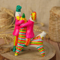 Филимоновская игрушка &laquo;Папа учит сына&raquo;