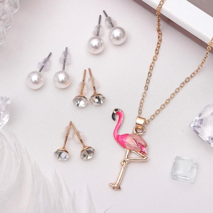 Гарнитур 5 предметов : 4 пары пусет, кулон &laquo;Фламинго&raquo;, цветной в золоте, 43 см