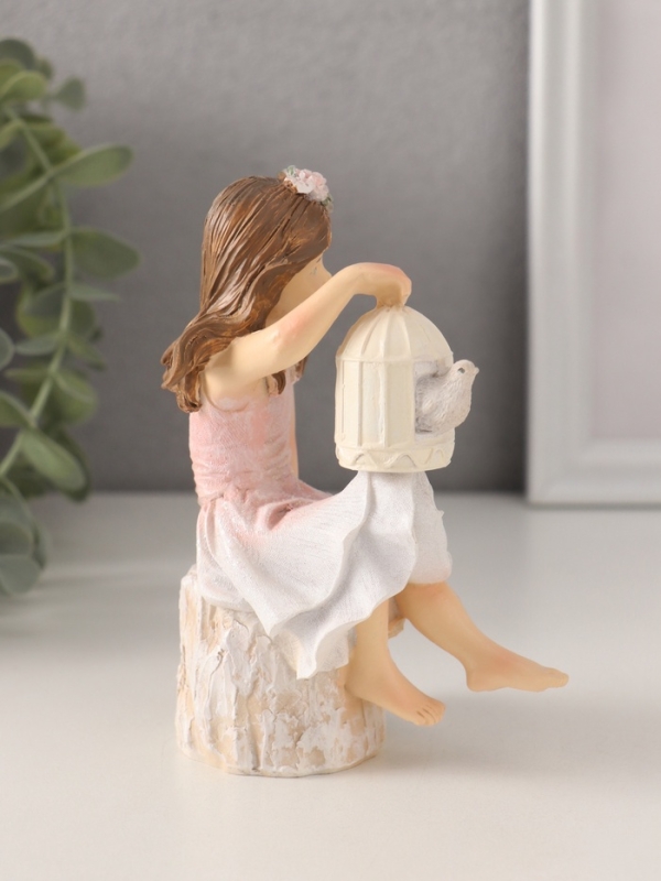 Сувенир полистоун "Девочка с клеткой и птицей, на камне" 9х6,5х12,5 см