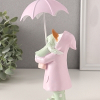 Сувенир полистоун "Утка с утёнком в дождевиках под зонтом" сиренево-зелёный 8х6,5х14,5/19 см   10583