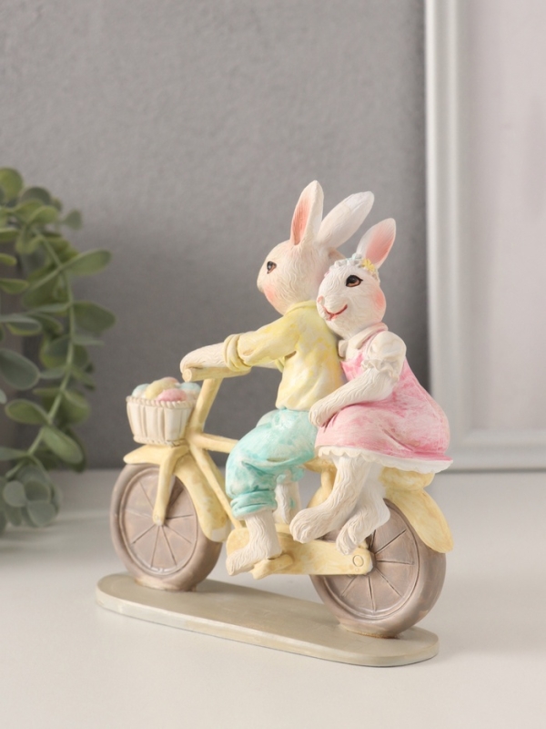 Сувенир полистоун "Кролики - прогулка на велосипеде" 14,5х5х15 см