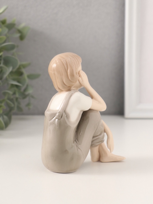 Сувенир керамика "Мальчик в комбинезоне сидит скрестив ноги" 4x8x10 см