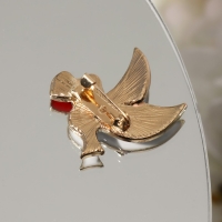 Брошь &laquo;Голуби&raquo; с сердечками, цвет бело-красный в золоте (неделимая фасовка 12 шт., цена за шт.)