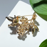 Брошь &laquo;Жемчужные цветы&raquo; со стеклянными листами, цвет бело-синий в золоте