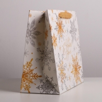 Пакет подарочный новогодний ламинированный &laquo;Волшебные снежинки&raquo;, ML 27 х 23 х 11,5 см, Новый год