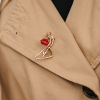 Брошь &laquo;Силуэт&raquo;, цвет красный в золоте