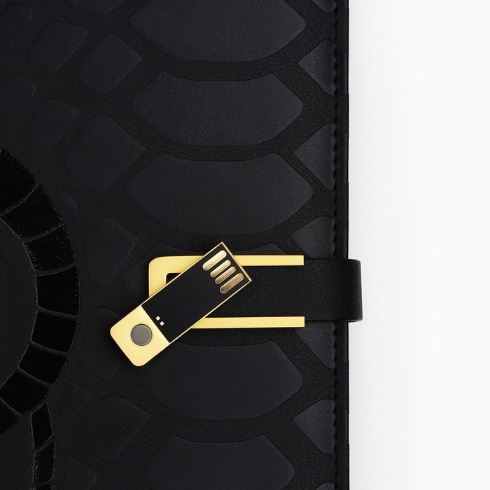 Ежедневник новогодний со встроенным зарядным устройством 8000 мАh и флешкой 16 ГБ, 17,5 х 24 см.