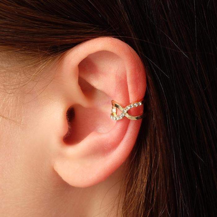 Серьга &laquo;Кафф&raquo; бесконечность, цвет белый в золоте