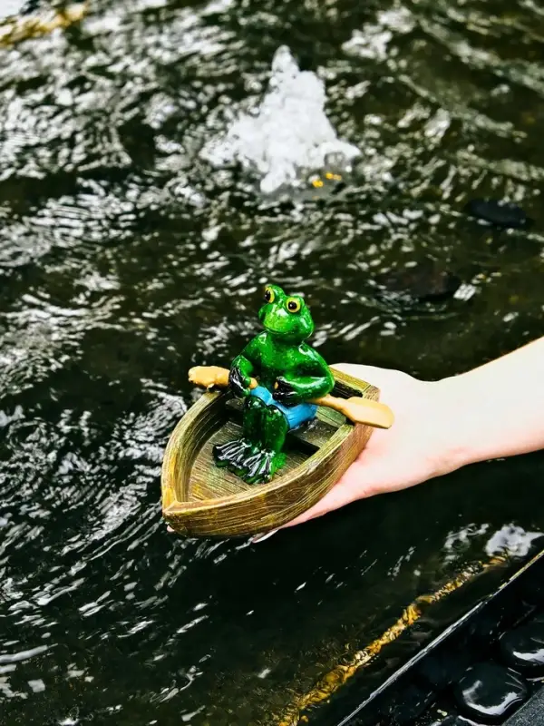 Садовая фигура 14 х 13 х 9,5 см "Лягушка в лодке" Водоплавающая