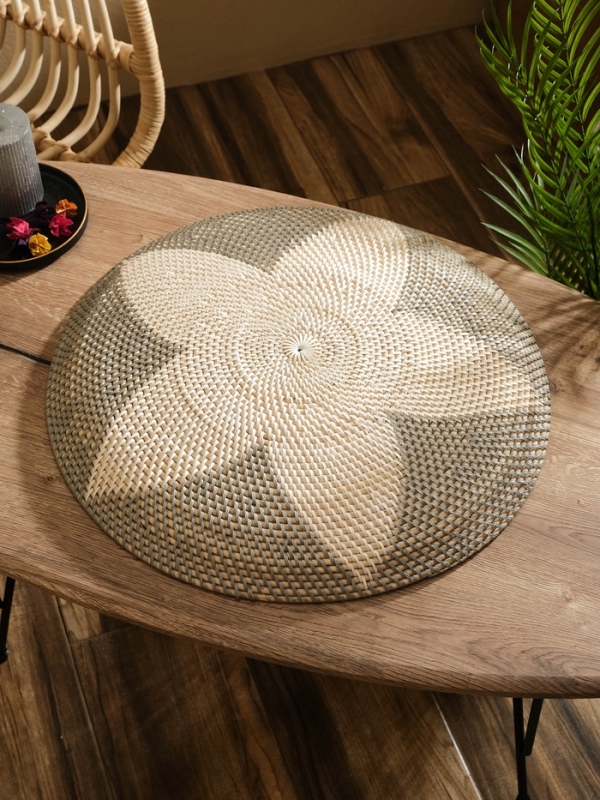 Тарелка декоративная плетеная ротанг "Цветок", 50х50х5 см, серый