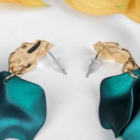 Серьги ассорти &laquo;Ветер&raquo; мятые треугольники, цвет зелёный