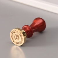 Печать для сургуча с пластиковой ручкой "Венок с буквой O" 2,5х2,5х6,3 см