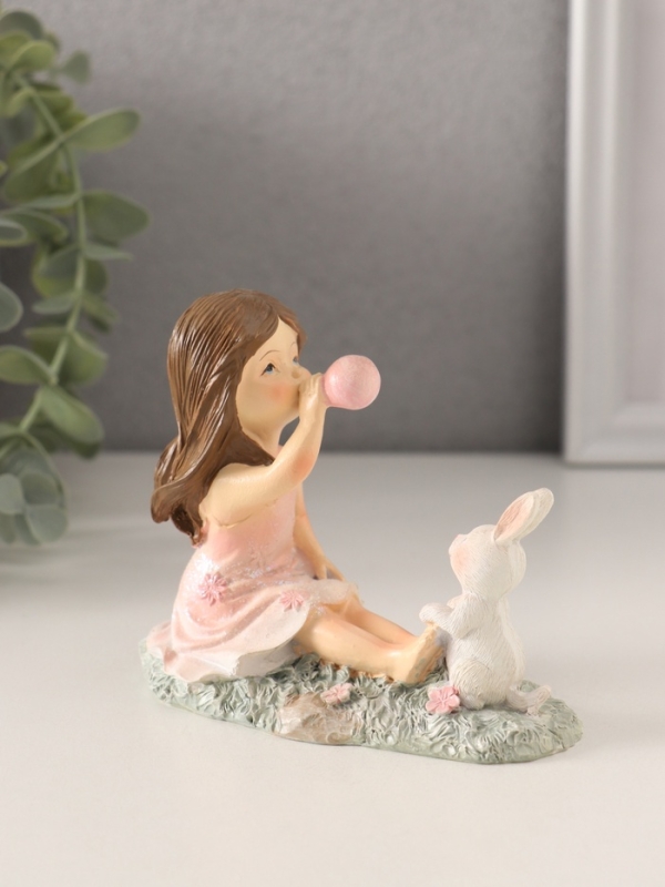 Сувенир полистоун "Малышка надувает шарик, с зайчиком на лужайке" розовый 10,5х5х9 см