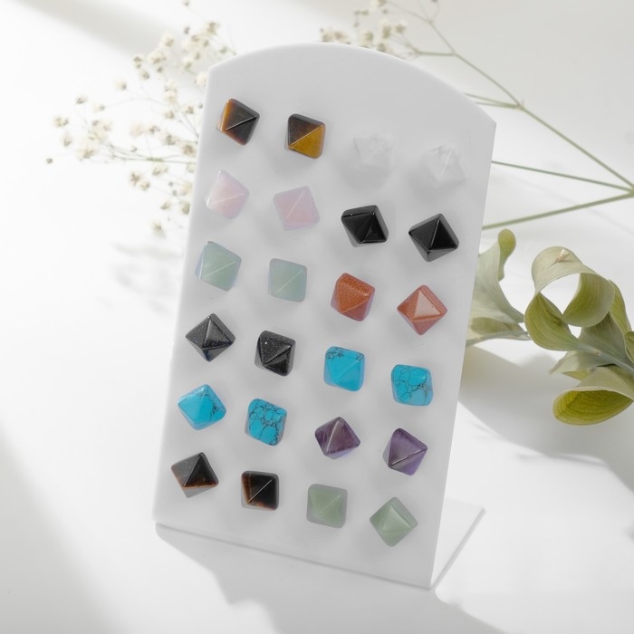 Пусеты пирамида &laquo;МИКС камней&raquo;