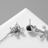 Новый год! Серьги с жемчугом &laquo;Снежинки&raquo;, асимметрия, цвет белый в серебре