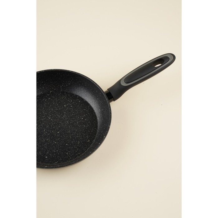 Сковорода алюминиевая с антипригарным покрытием SL Home, d=22, h=4,5 см, индукция, цвет чёрный Сковорода алюминиевая с антипригарным покрытием SL Home, d=22, h=4,5 см, индукция, цвет чёрный