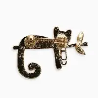 Брошь перламутровый "Котёнок" на ветке, цвет белый в золоте