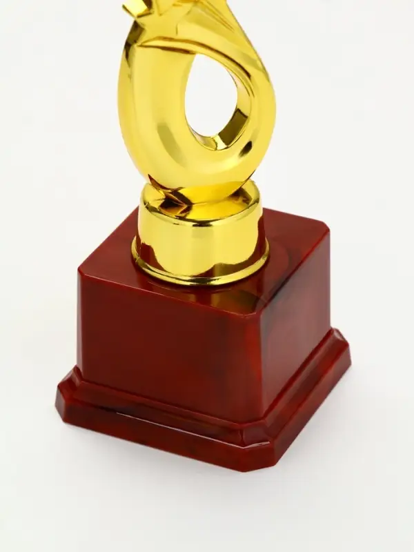 Наградная фигура "4 звезды" на красной подставке КОРОБКА