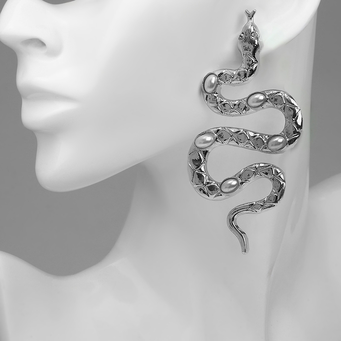 Новый год! Символ года 2025! Серьги с жемчугом &laquo;Змея&raquo; таинственная, цвет серебро