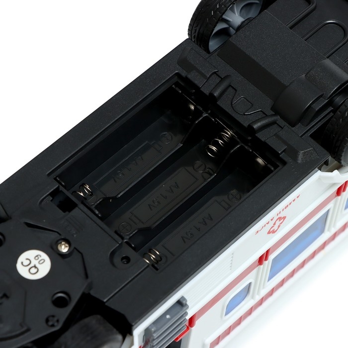 Машина радиоуправляемая &laquo;Скорая помощь&raquo;, световые эффекты, работает от батареек