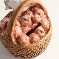 Копилка полистоун "Воробышек в шарфе и шапке, на корзине с яблоками" 11х10,5х15,5 см